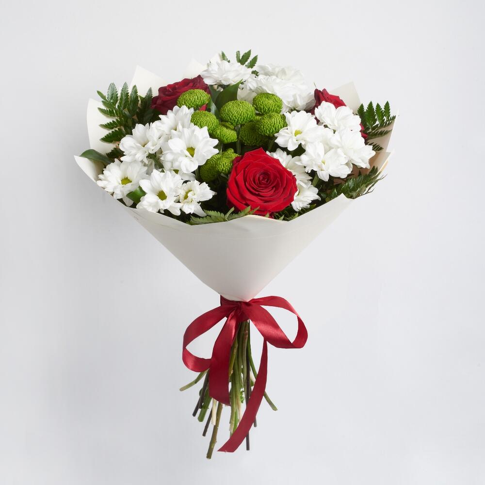 Букет «Настроение» – гармония красных эквадорских роз и нежных хризантем Нефтегорск Челябинская область