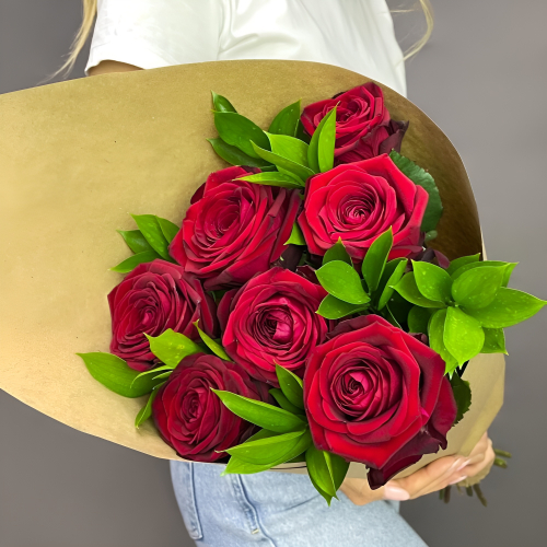 Букет из красных роз с рускусом в крафтовой упаковке – классика с изюминкой Нефтегорск Челябинская область