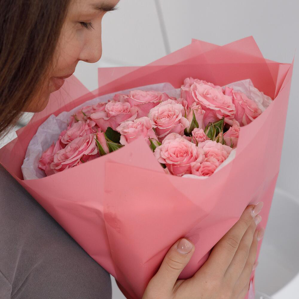 Букет из 9 розовых кустовых роз – нежность в каждом лепестке Нефтегорск Челябинская область