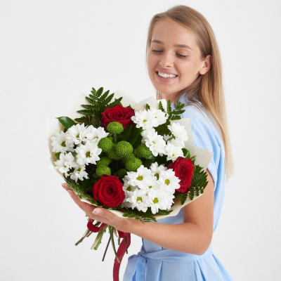 Букет «Настроение» – гармония красных эквадорских роз и нежных хризантем Нефтегорск Челябинская область