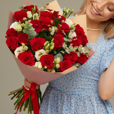 Роскошный букет для любимой женщины – 21 эквадорская роза и эустома Нефтегорск Челябинская область