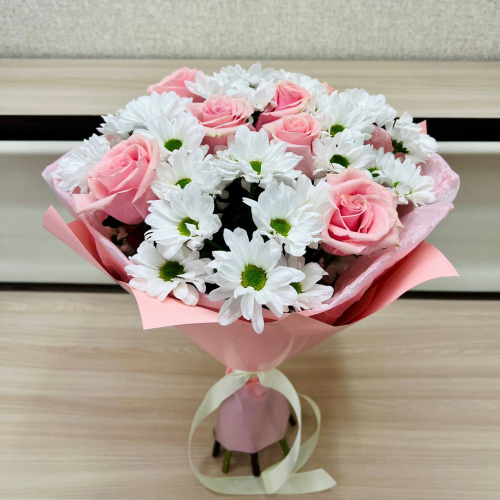 Букет «Ягодное Рафаэлло» – нежность розовых роз и белых хризантем Нефтегорск Челябинская область
