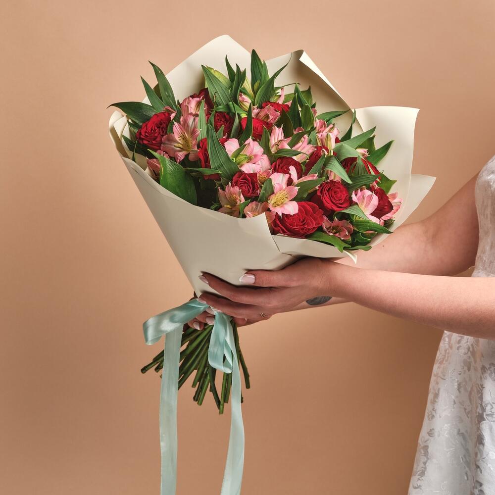 Букет «Нежность слов» — гармония красных роз и нежных альстромерий Нефтегорск Челябинская область