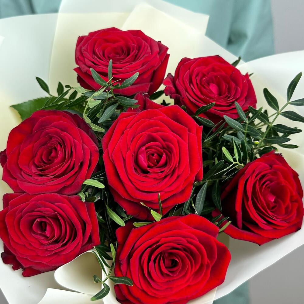 Букет «Гранатовый» из красных роз в роскошной упаковке Нефтегорск Челябинская область