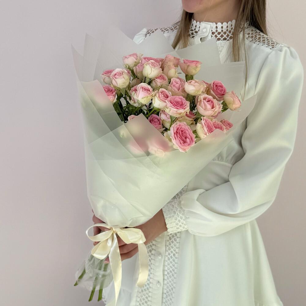 Букет «Нежный аромат» – пышные розовые кустовые розы в элегантной упаковке Нефтегорск Челябинская область