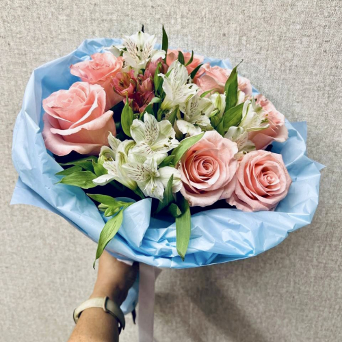 Букет «Фреш» – нежность розовых роз и белых альстромерий Нефтегорск Челябинская область