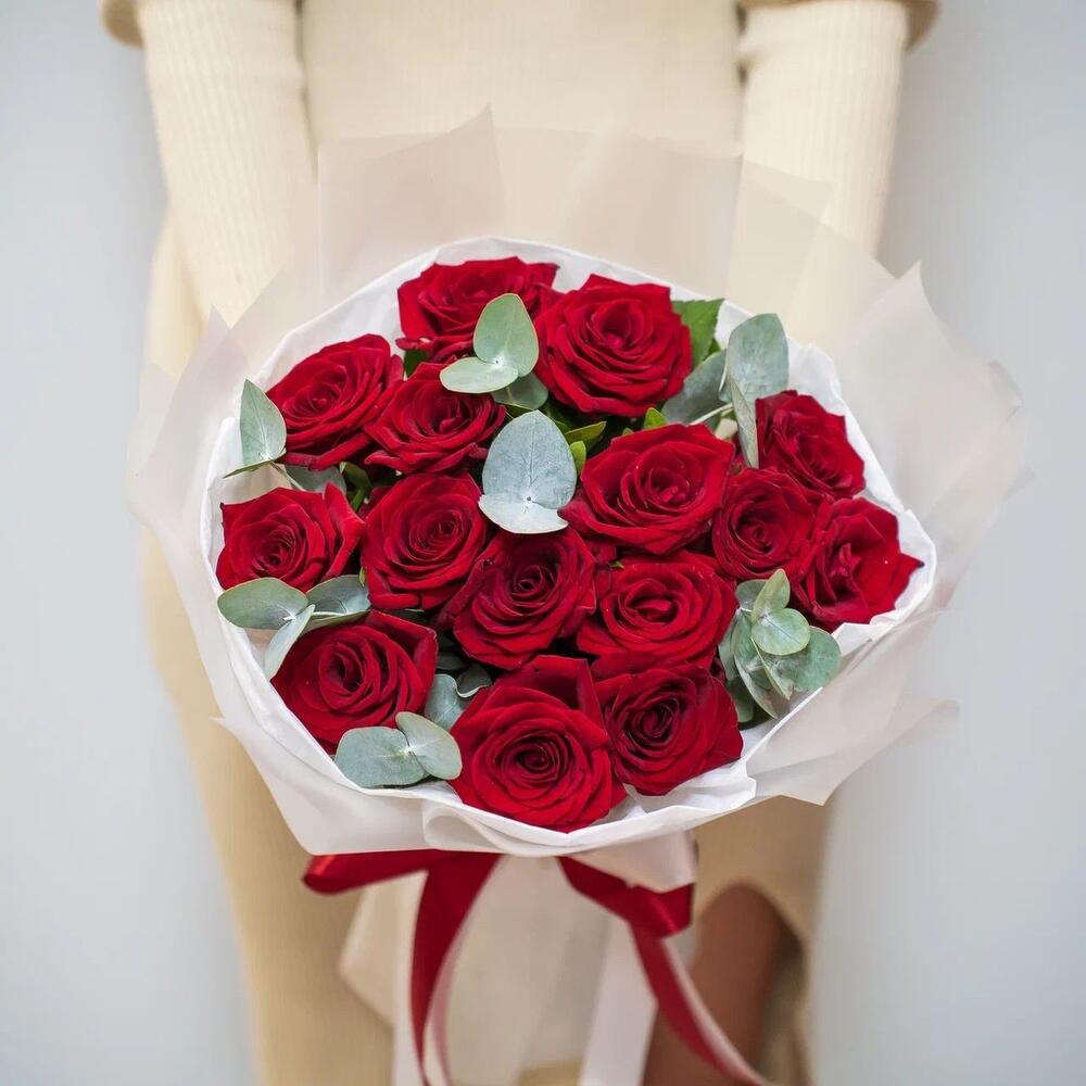 Элегантный букет из 15 красных роз с эвкалиптом – символ страсти и нежности Нефтегорск Челябинская область