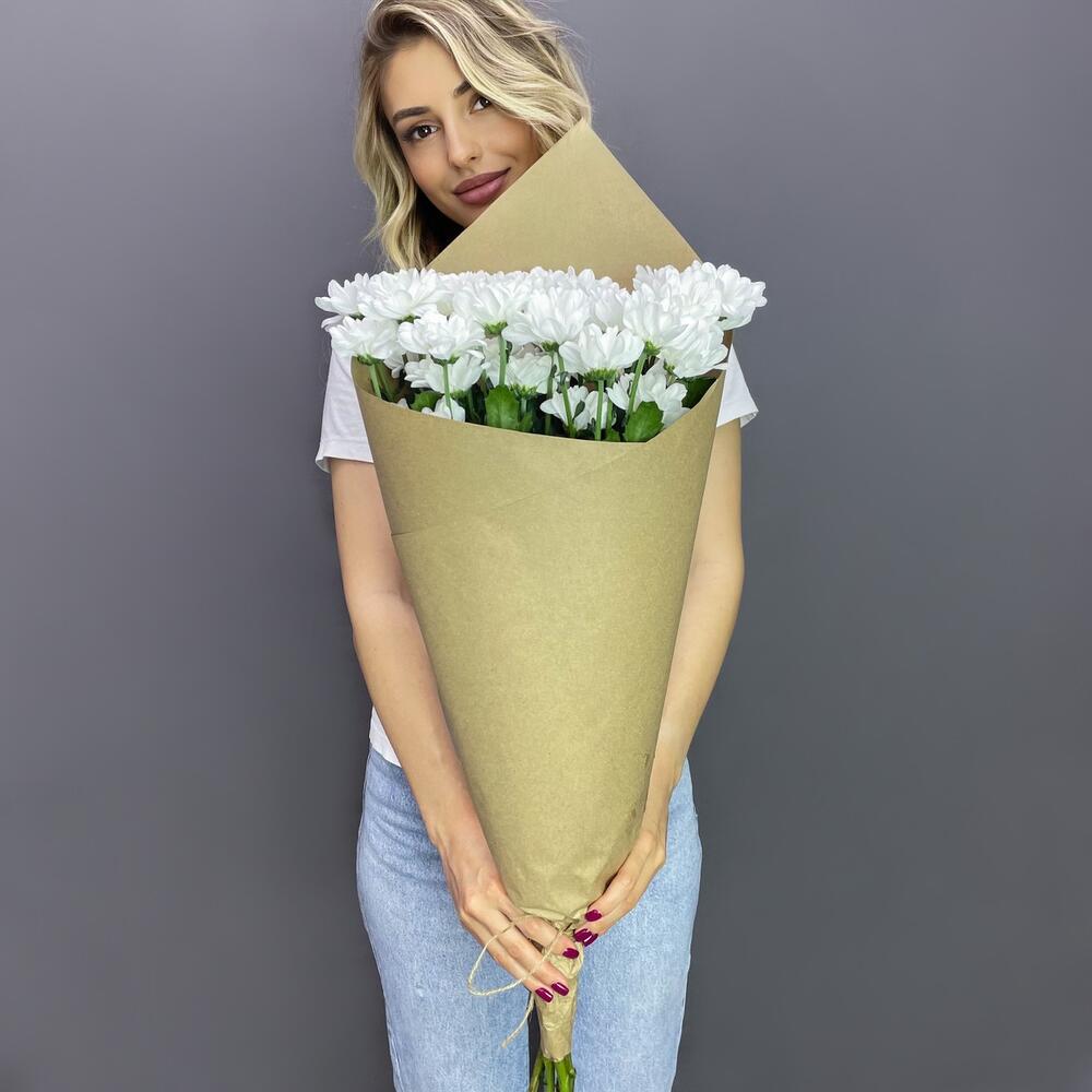 Букет из 5 белых хризантем в крафте – лаконичная элегантность Нефтегорск Челябинская область