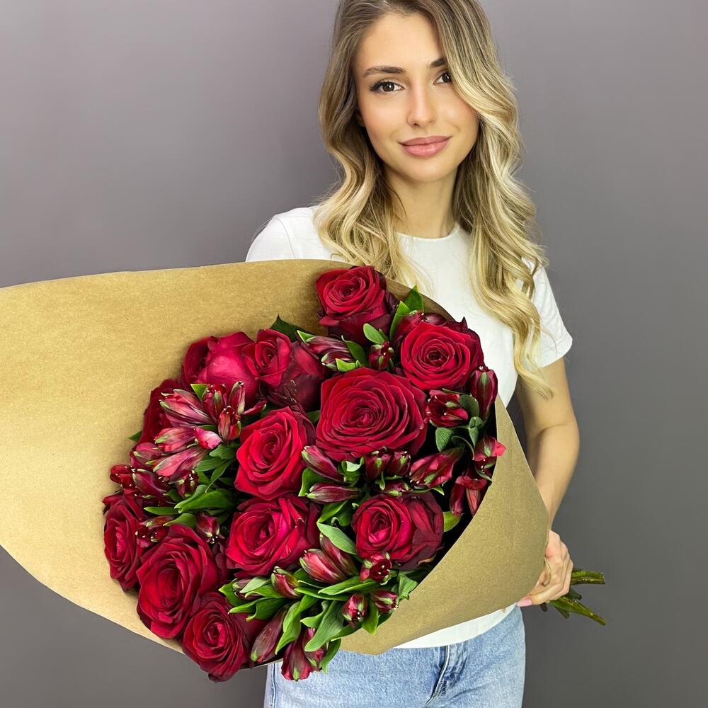 Букет «Стрелиция» – гармония из красных роз и белых альстромерий  Нефтегорск Челябинская область