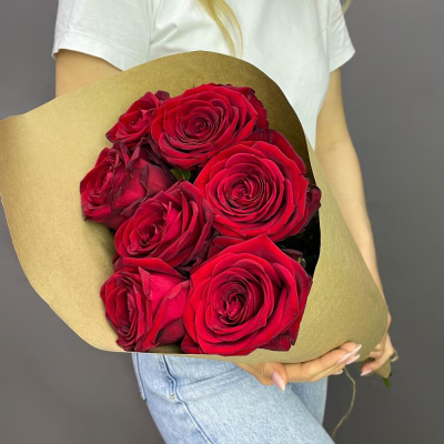 Букет из 7 красных роз в крафте – страсть в стильной упаковке Нефтегорск Челябинская область