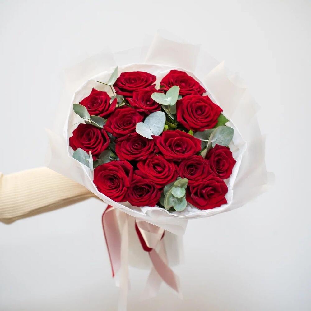 Элегантный букет из 15 красных роз с эвкалиптом – символ страсти и нежности Нефтегорск Челябинская область