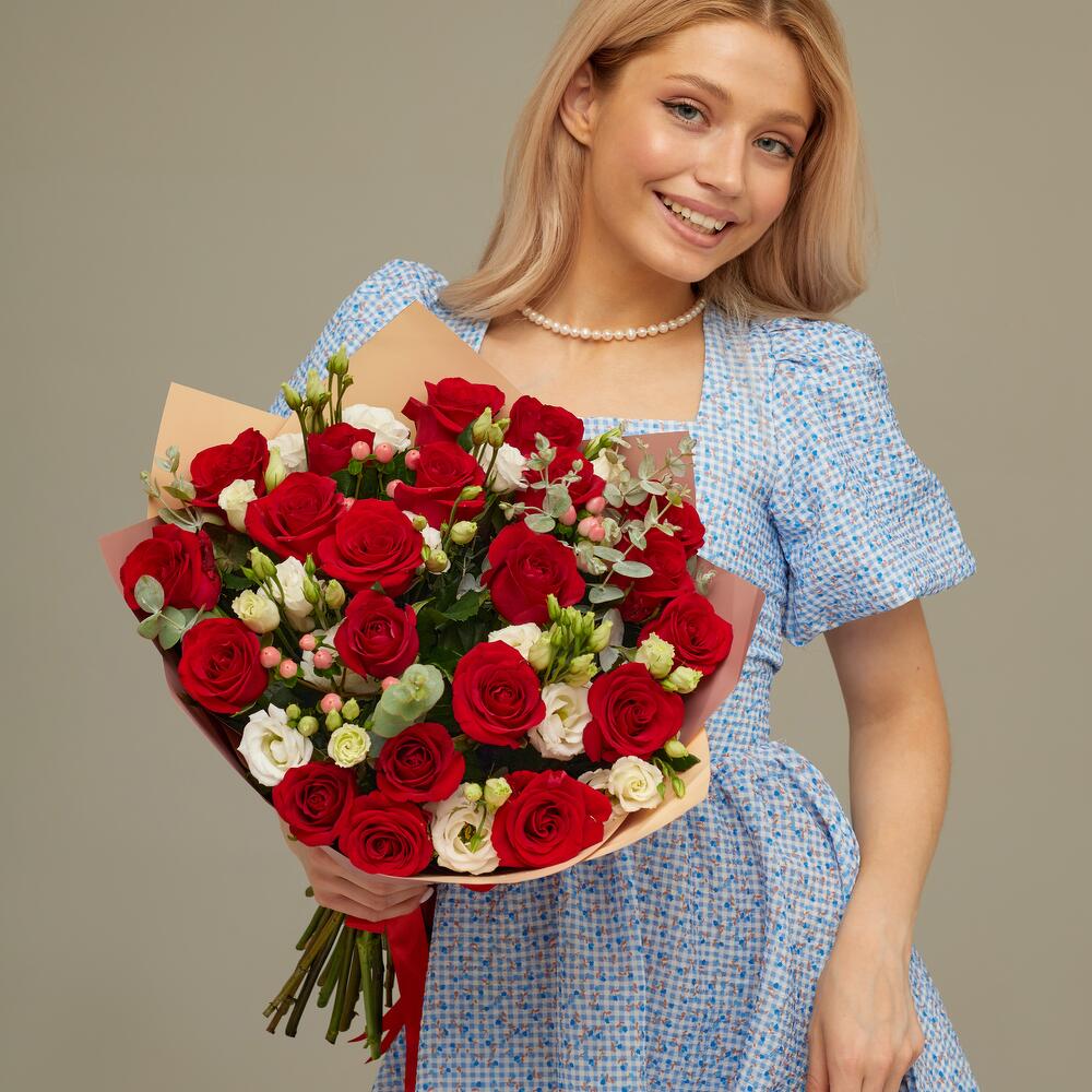 Роскошный букет для любимой женщины – 21 эквадорская роза и эустома Нефтегорск Челябинская область