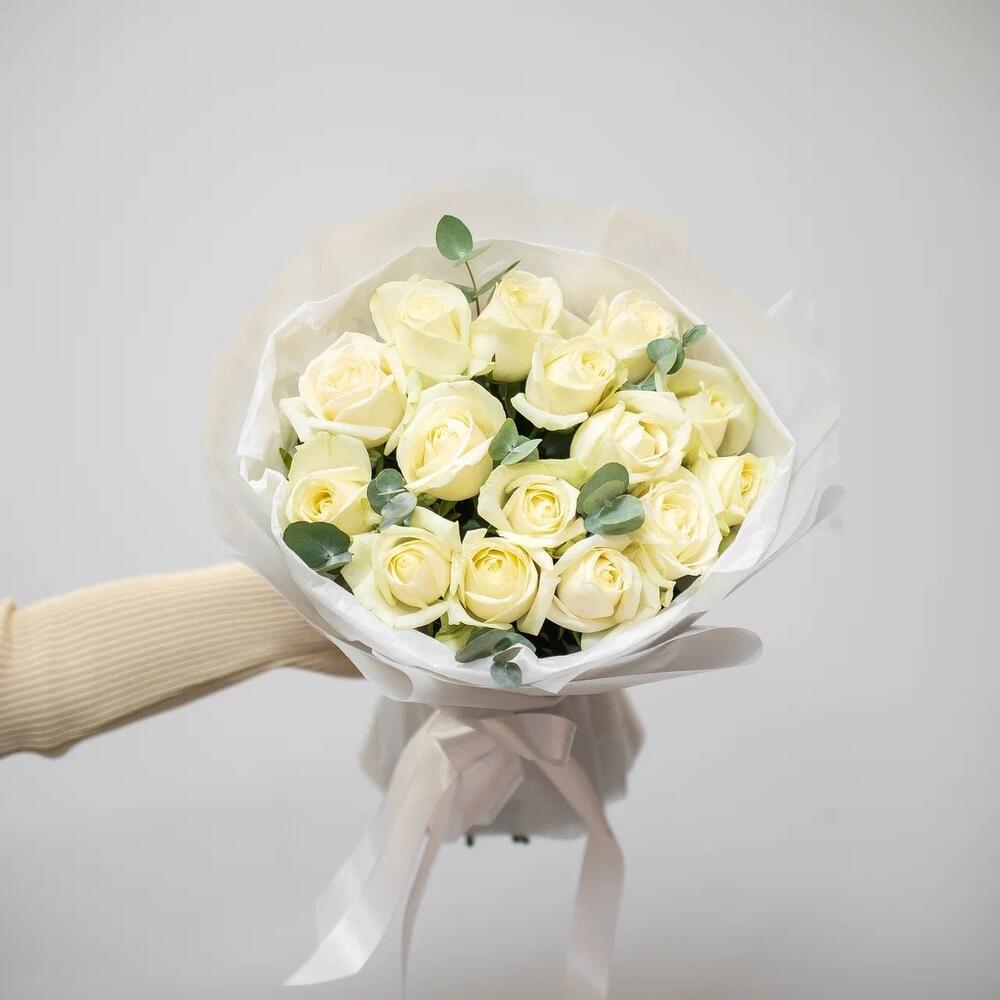 Букет из 15 белых роз с эвкалиптом – чистота и изысканность Нефтегорск Челябинская область