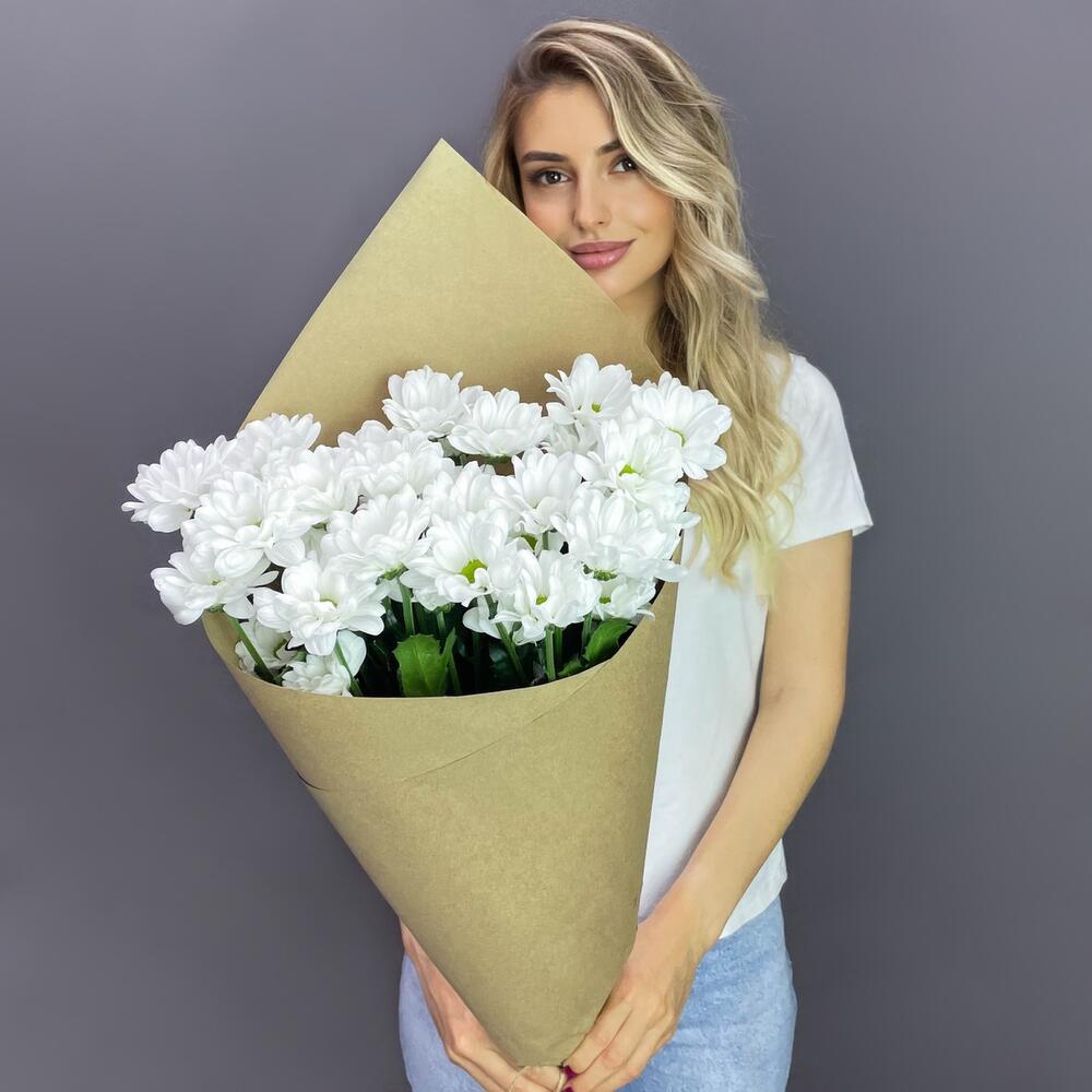 Букет из 5 белых хризантем в крафте – лаконичная элегантность Нефтегорск Челябинская область
