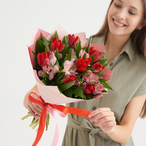 Букет «Первый поцелуй» красных тюльпанов и розовых альстромерий Нефтегорск Челябинская область
