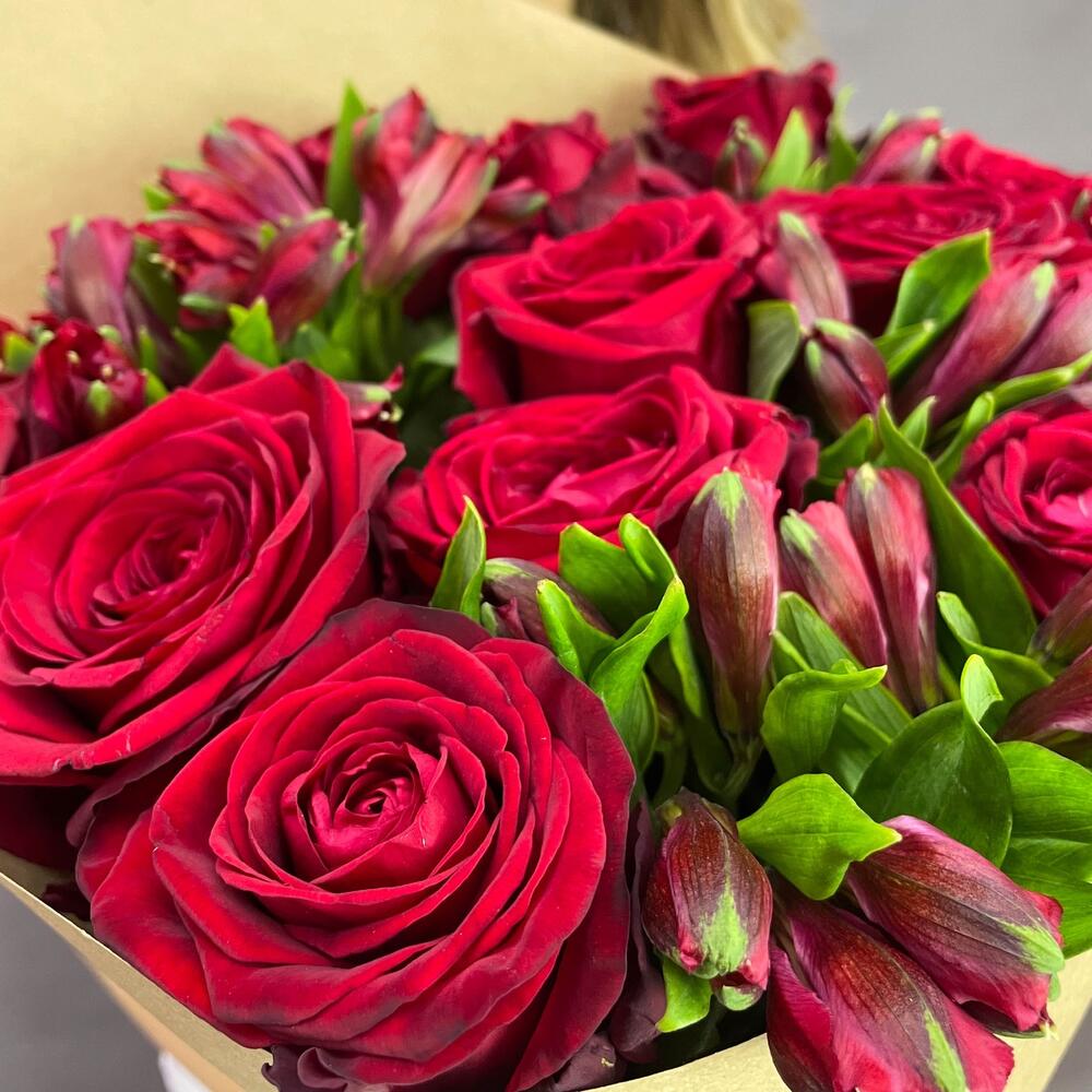 Букет «Стрелиция» – гармония из красных роз и белых альстромерий  Нефтегорск Челябинская область