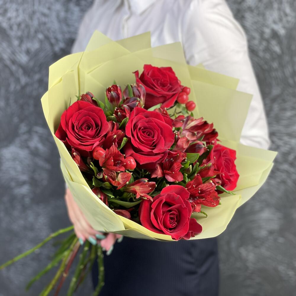 Букет «Бордо» – сочетание красных эквадорских роз и благородных альстромерий Нефтегорск Челябинская область