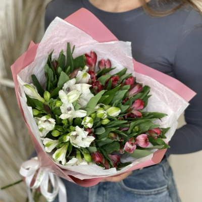 Букет «Люблю»– страсть и чистота в красно-белых альстромериях Нефтегорск Челябинская область