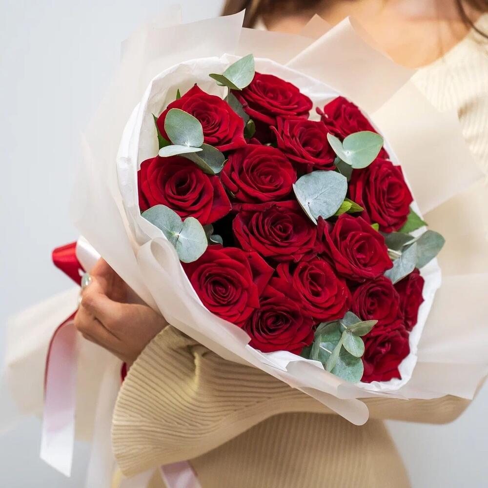 Элегантный букет из 15 красных роз с эвкалиптом – символ страсти и нежности Нефтегорск Челябинская область