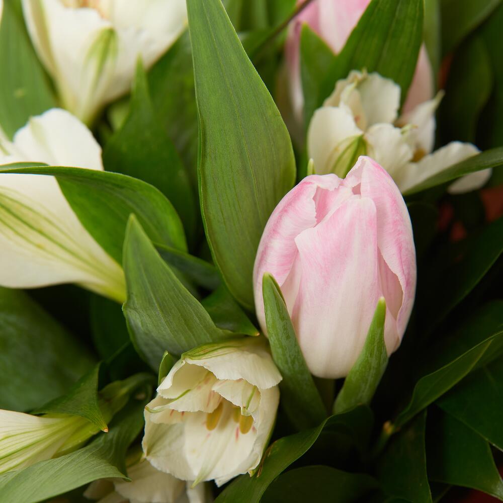 Букет «Первое свидание» розовых тюльпанов и белых альстромерий Нефтегорск Челябинская область