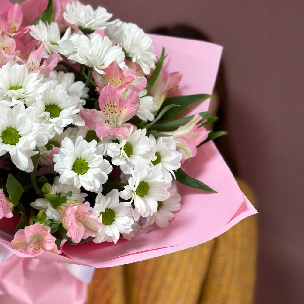 Букет «Поцелуй бабочки» нежность белых хризантем и розовых альстромерий Нефтегорск Челябинская область