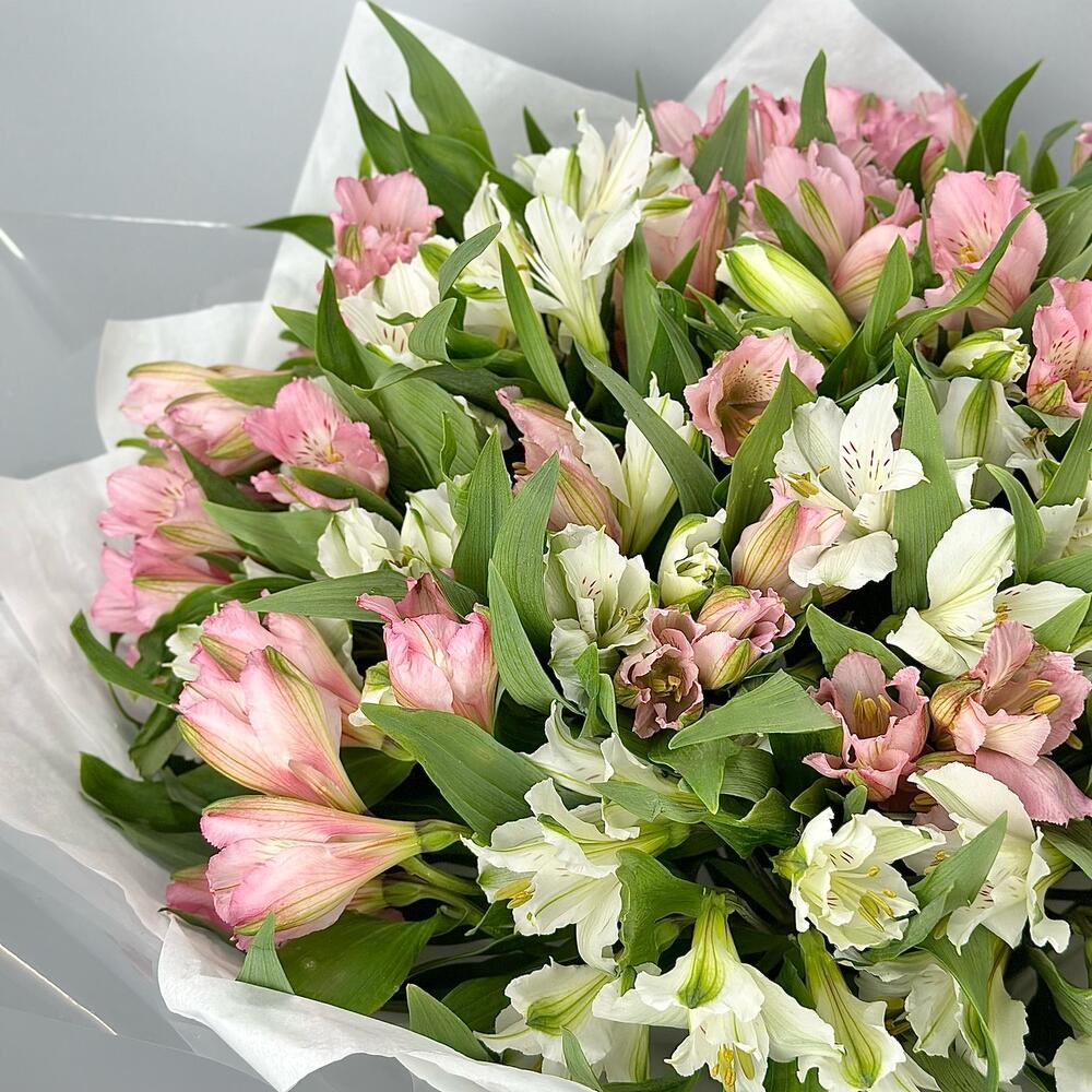 Букет «Гармония» – нежное сочетание белых и розовых альстромерий Нефтегорск Челябинская область