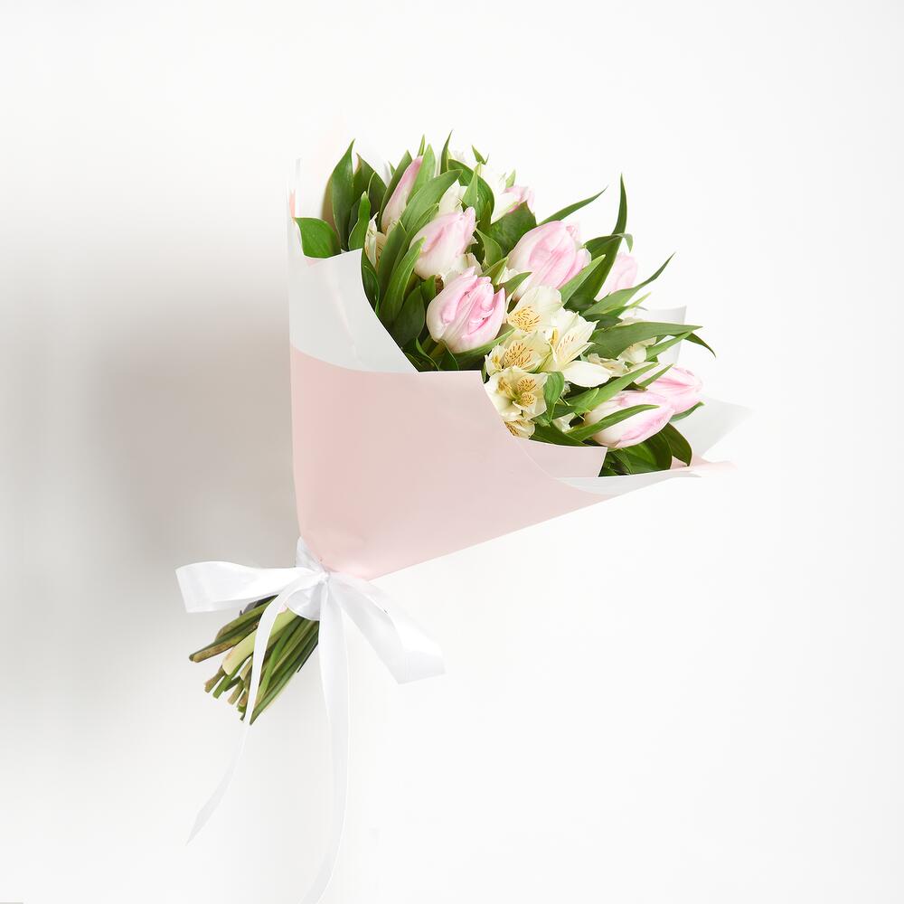 Букет «Первое свидание» розовых тюльпанов и белых альстромерий Нефтегорск Челябинская область
