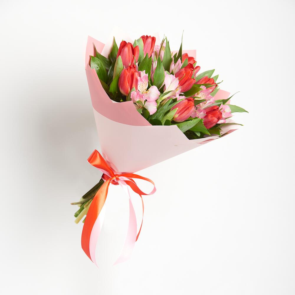 Букет «Первый поцелуй» красных тюльпанов и розовых альстромерий Нефтегорск Челябинская область