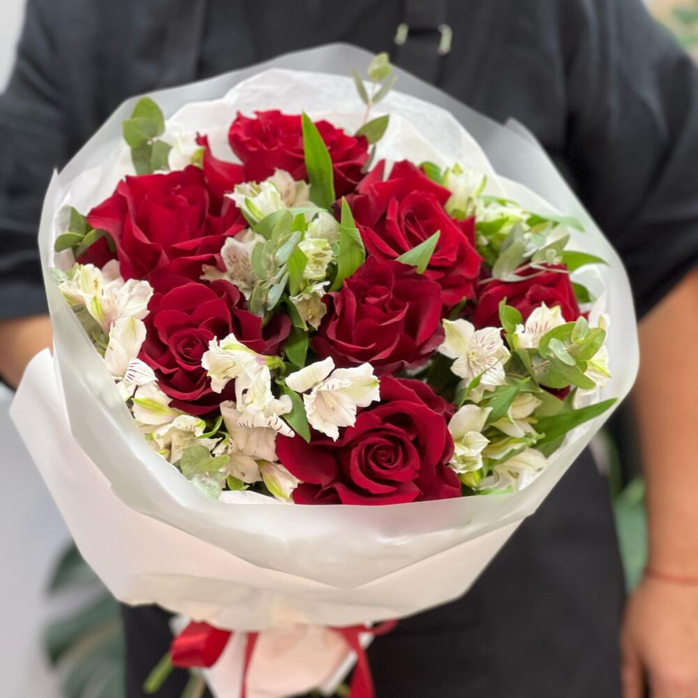 Букет «Любимой» – 7 эквадорских роз и белых альстромерий Нефтегорск Челябинская область