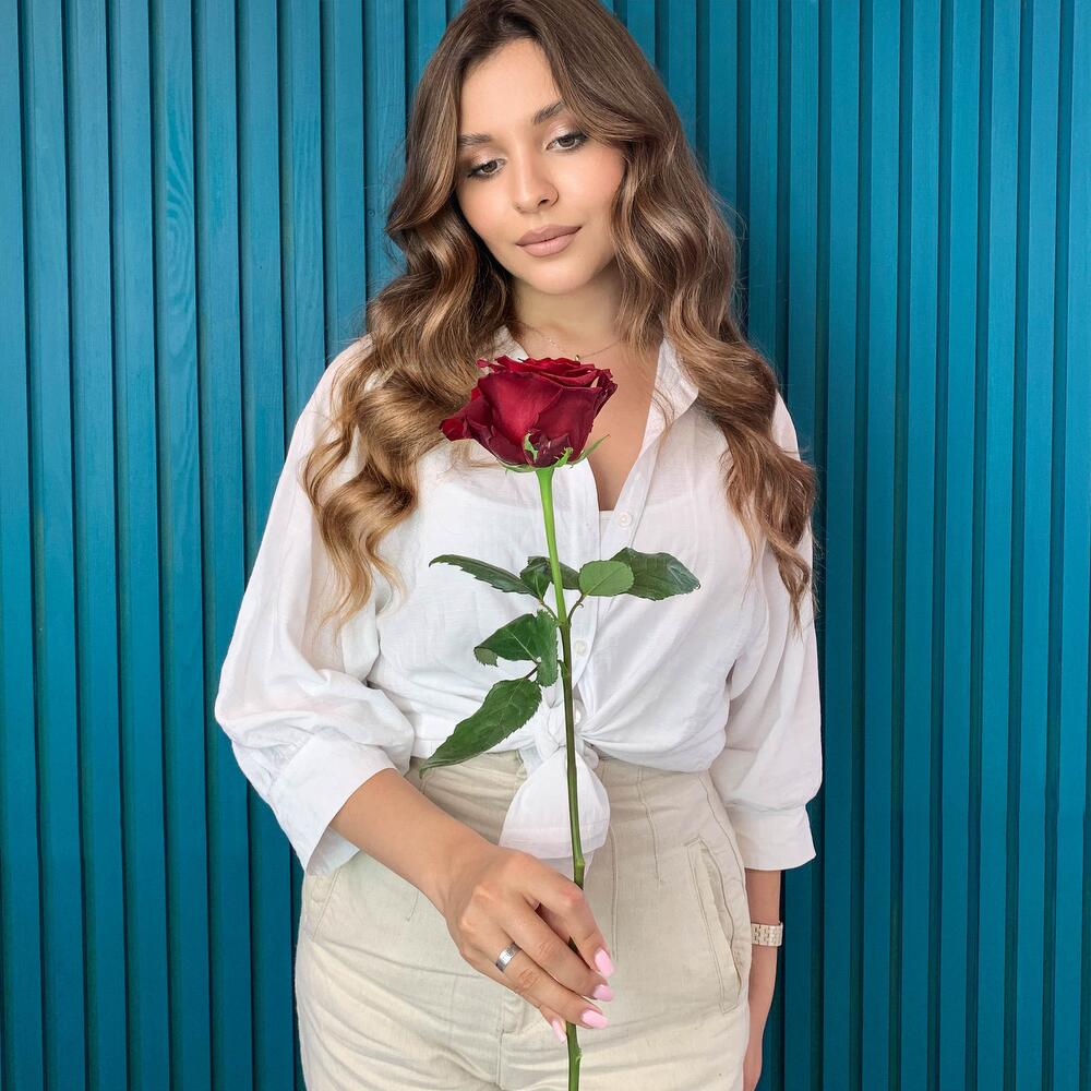 Комплимент из красной эквадорской розы – минимализм роскоши Нефтегорск Челябинская область
