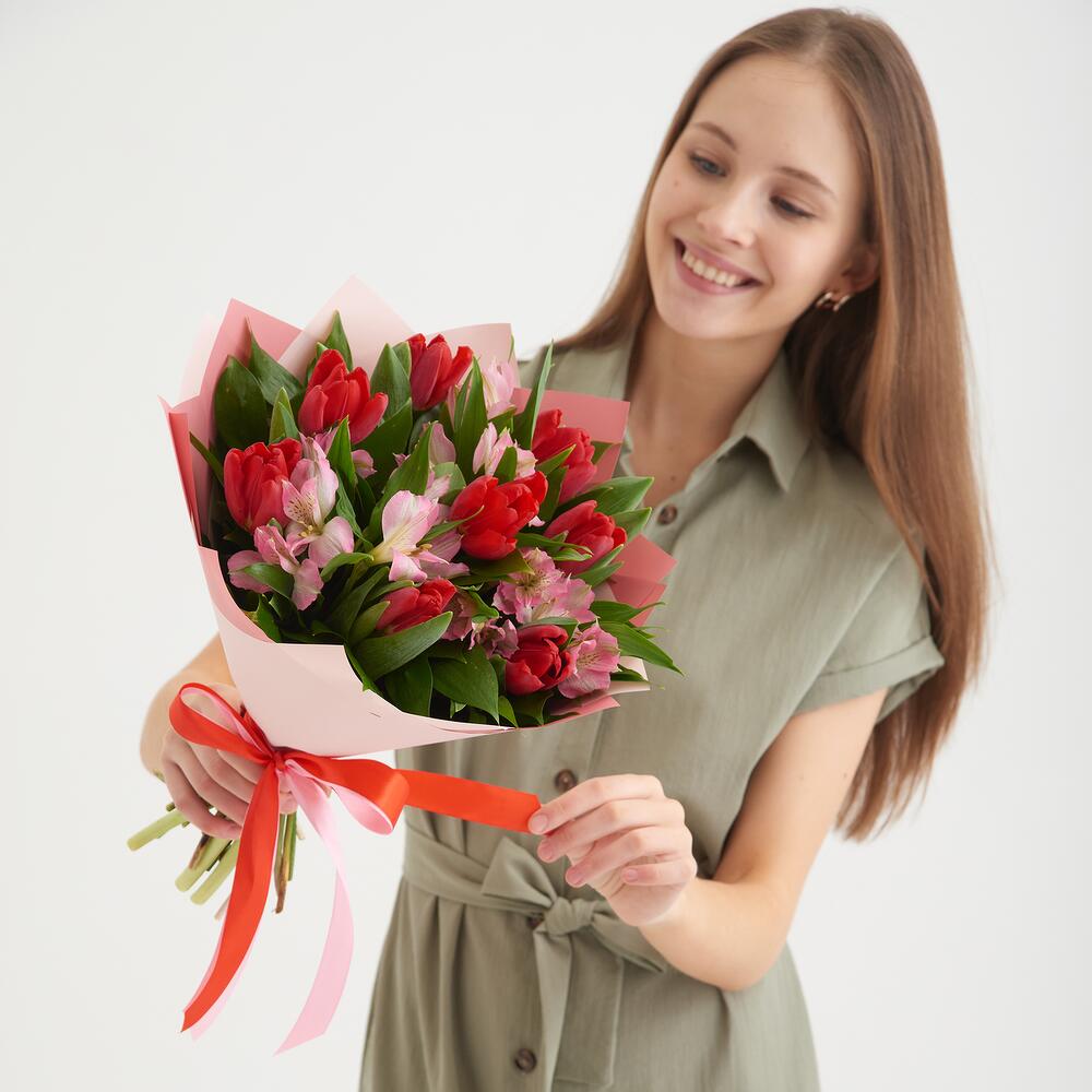Букет «Первый поцелуй» красных тюльпанов и розовых альстромерий Нефтегорск Челябинская область