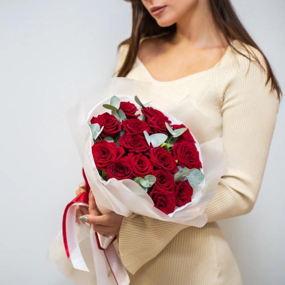 Элегантный букет из 15 красных роз с эвкалиптом – символ страсти и нежности Нефтегорск Челябинская область