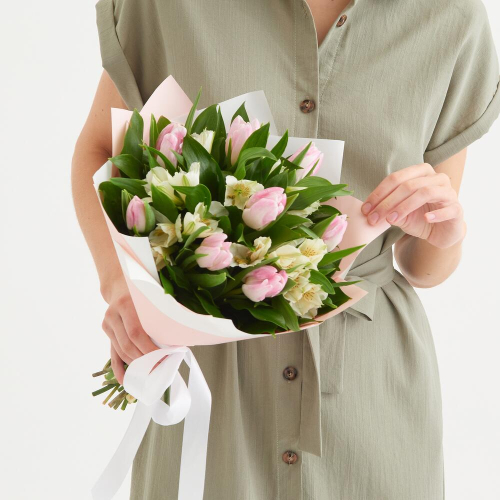 Букет «Первое свидание» розовых тюльпанов и белых альстромерий Нефтегорск Челябинская область