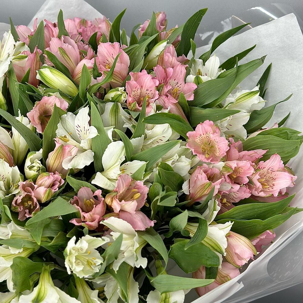 Букет «Гармония» – нежное сочетание белых и розовых альстромерий Нефтегорск Челябинская область