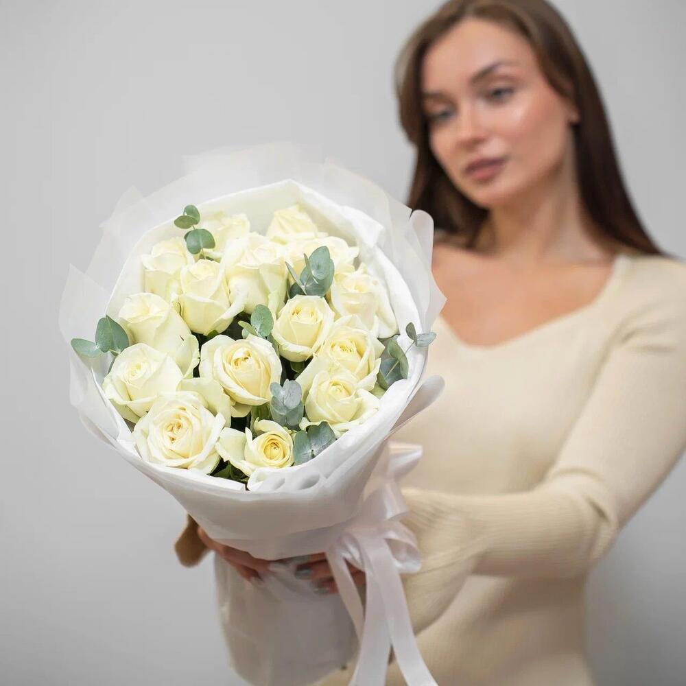 Букет из 15 белых роз с эвкалиптом – чистота и изысканность Нефтегорск Челябинская область