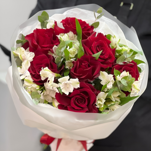 Букет «Любимой» – 7 эквадорских роз и белых альстромерий Нефтегорск Челябинская область