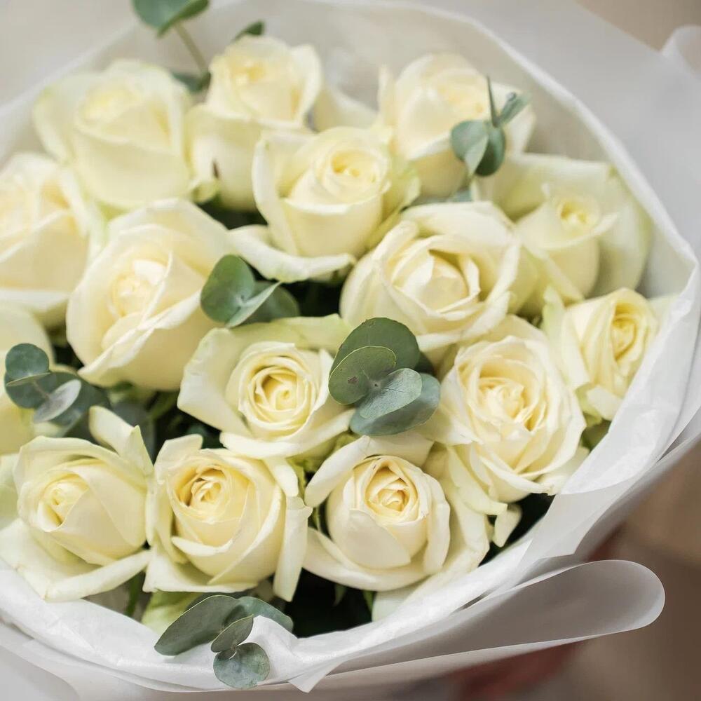 Букет из 15 белых роз с эвкалиптом – чистота и изысканность Нефтегорск Челябинская область