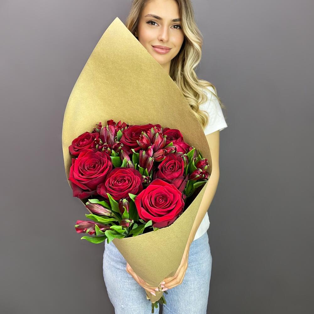 Букет «Страсть» – гармония красных роз и нежных альстромерий Нефтегорск Челябинская область