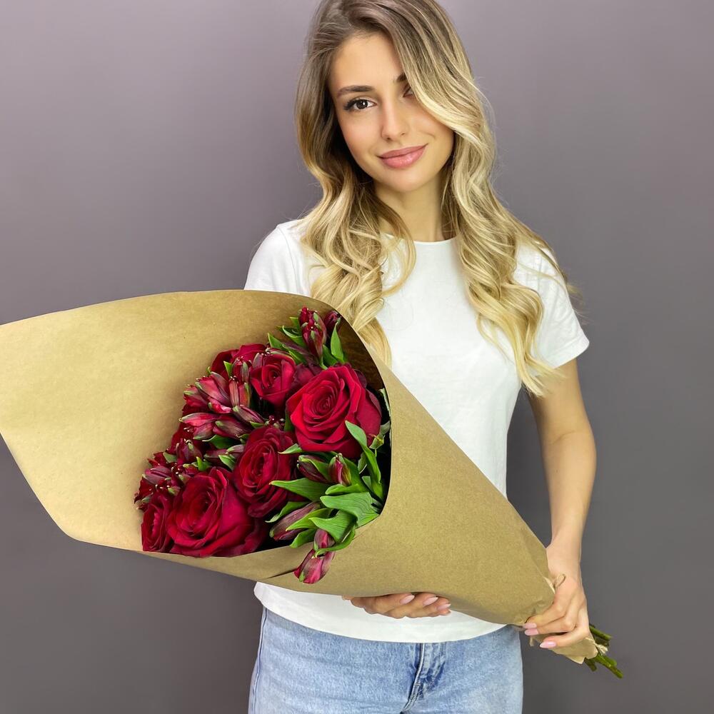 Букет «Страсть» – гармония красных роз и нежных альстромерий Нефтегорск Челябинская область