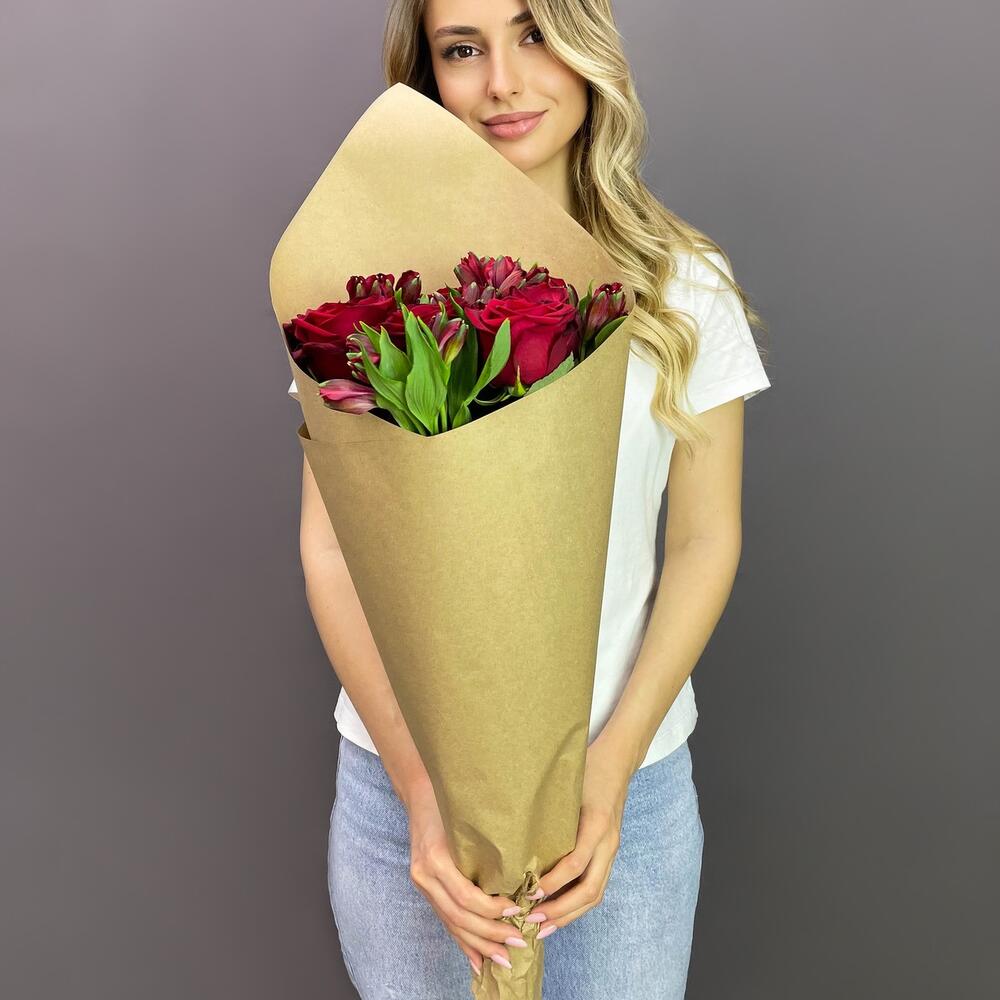 Букет «Страсть» – гармония красных роз и нежных альстромерий Нефтегорск Челябинская область