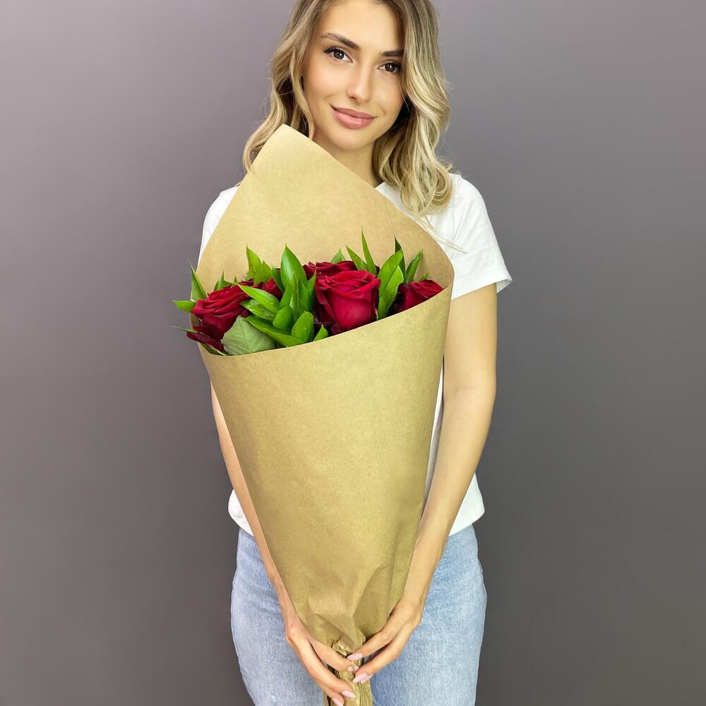 Букет из красных роз с рускусом в крафтовой упаковке – классика с изюминкой Нефтегорск Челябинская область