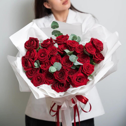 Роскошный букет из 25 красных роз с эвкалиптом – королевский подарок  Нефтегорск Челябинская область