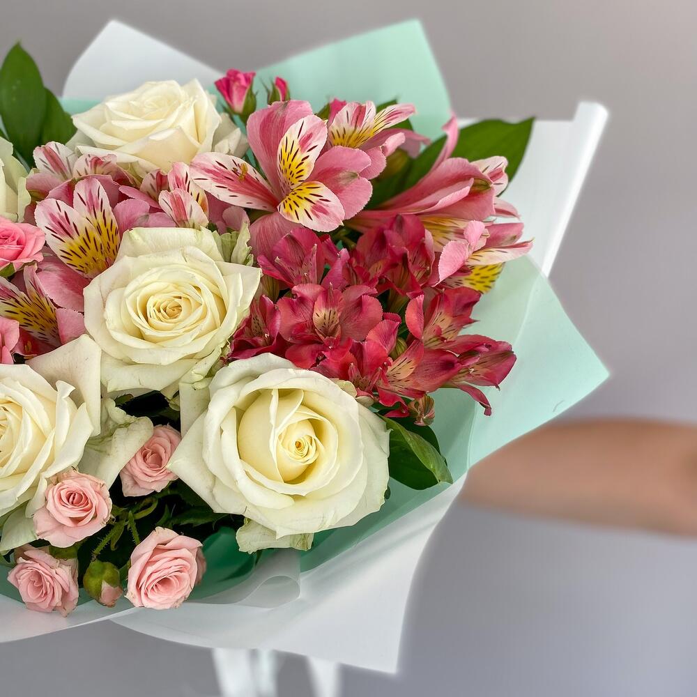 Букет «Николь» – изысканное сочетание роз, кустовых роз и альстромерий Нефтегорск Челябинская область