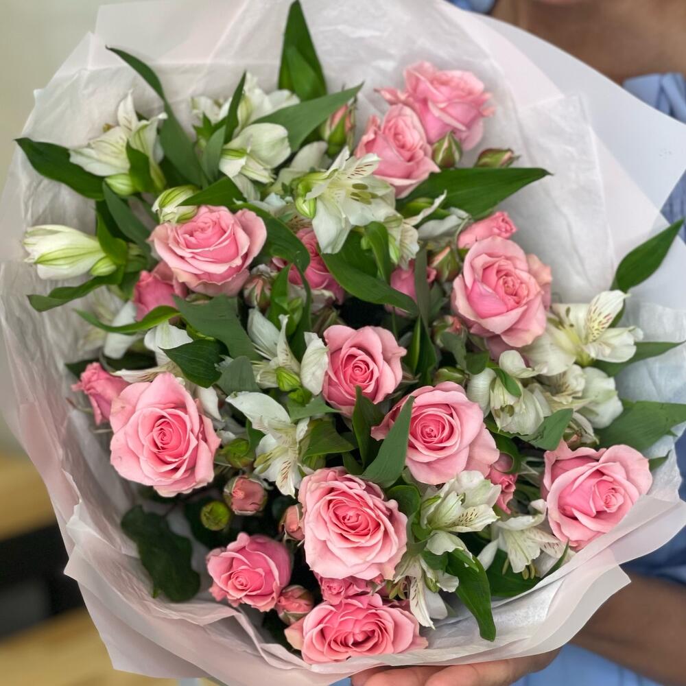 Букет «Розовый фламинго» – нежность розовых кустовых роз и белых альстромерий Нефтегорск Челябинская область