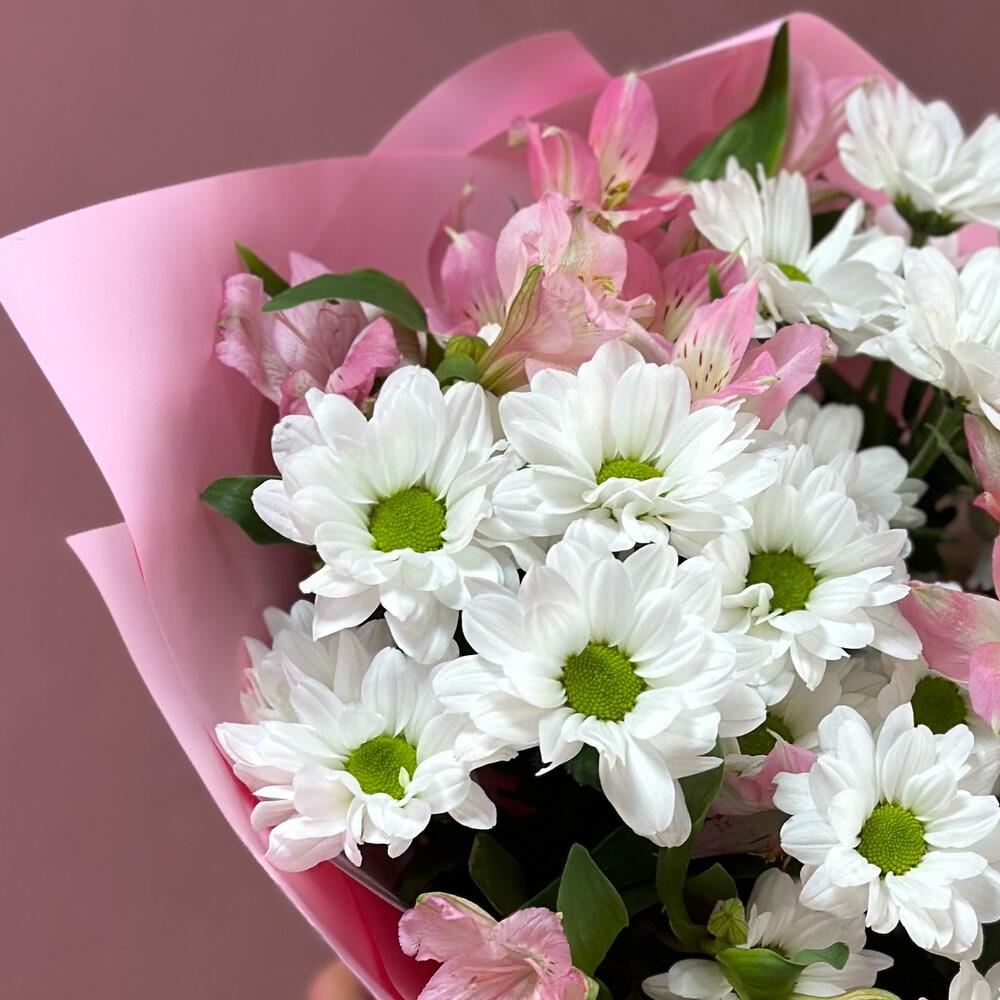 Букет «Поцелуй бабочки» нежность белых хризантем и розовых альстромерий Нефтегорск Челябинская область