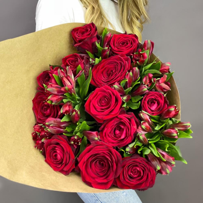 Букет «Стрелиция» – гармония из красных роз и белых альстромерий  Нефтегорск Челябинская область