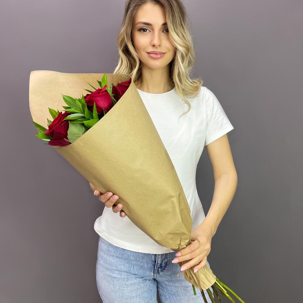 Букет из красных роз с рускусом в крафтовой упаковке – классика с изюминкой Нефтегорск Челябинская область