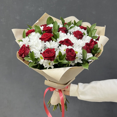 Букет «Романтика» — гармония красных роз и белоснежных хризантем Нефтегорск Челябинская область