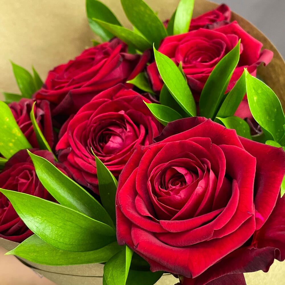 Букет из красных роз с рускусом в крафтовой упаковке – классика с изюминкой Нефтегорск Челябинская область