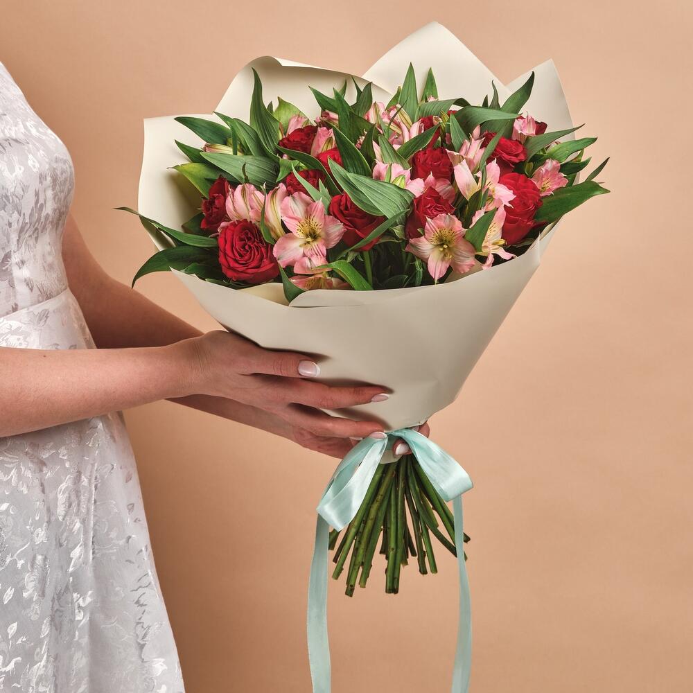 Букет «Нежность слов» — гармония красных роз и нежных альстромерий Нефтегорск Челябинская область